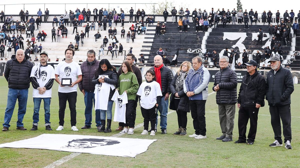 En la cancha de Gimnasia y Esgrima hubo un sentido homenaje para el ídolo blanquinegro Víctor Legotaglie.