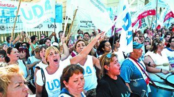 Evalúan revisar mochilas y prohibir banderas en las marchas para endurecer el protocolo antipiquetes Evalúan revisar mochilas y prohibir banderas en las marchas para endurecer el protocolo antipiquetes