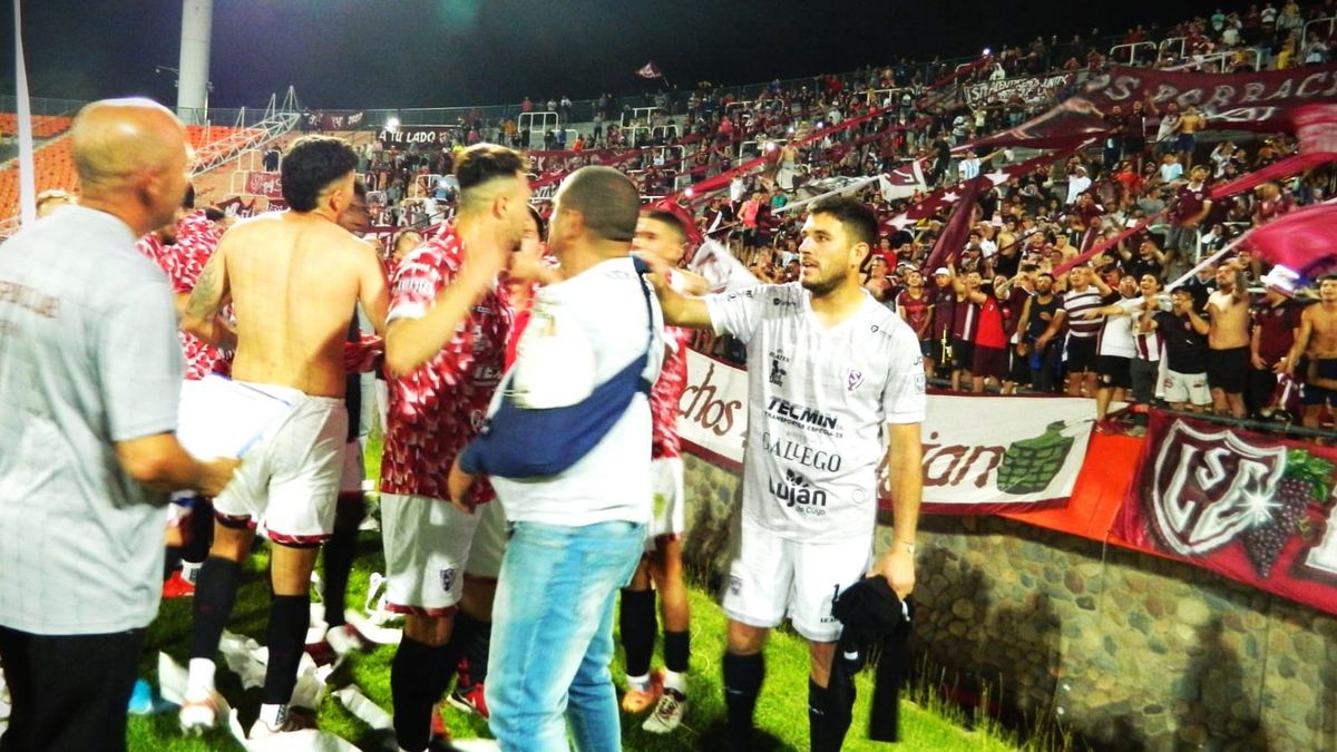 En el final del partido, el DT Juan Pablo Videla y los jugadores festejan con los hinchas granates.