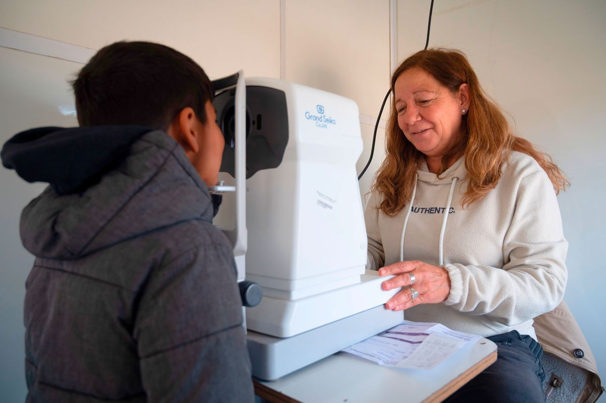 El programa "Ver para ser libres" hace controles de agudeza visual y entrega anteojos en el acto a niños de educación primaria. (Prensa Gobierno de Mendoza). El programa "Ver para ser libres" hace controles de agudeza visual y entrega anteojos en el acto a niños de educación primaria. (Prensa Gobierno de Mendoza).