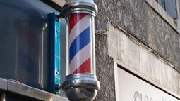 Qué significa el poste giratorio y colorido que hay en todas las barberías
