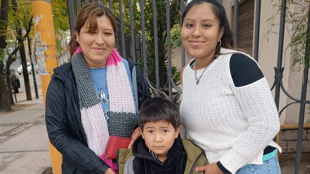 Lorena Valdez, a la izquierda, junto a sus hijos Thiago y Micaela. Lorena Valdez, a la izquierda, junto a sus hijos Thiago y Micaela.