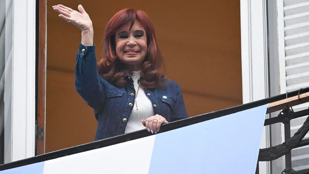 La ex presidenta Cristina Kirchner, quien cumple con prisi&oacute;n domiciliaria, sigue con sus mensajes contra el gobierno