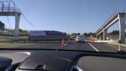 Un camión tiró abajo un puente peatonal en la ruta 2