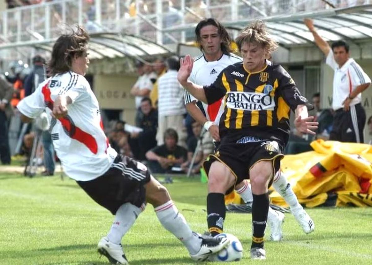 Dubarbier con la camiseta de Olimpo en pleno partido ante River Plate. Dubarbier con la camiseta de Olimpo en pleno partido ante River Plate.
