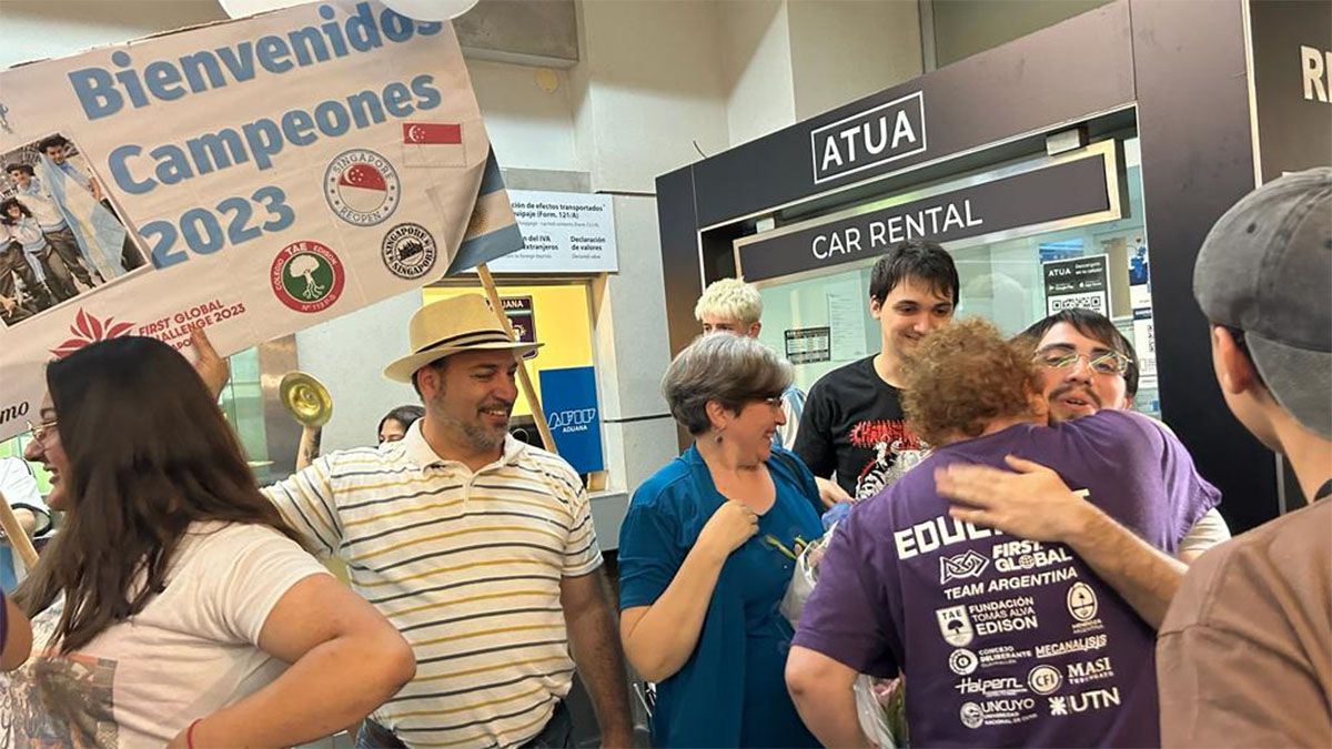 El aeropuerto de El Plumerillo revolucionado con la llegada de los chicos y las autoridades del colegio Tomás Alva Edison. El aeropuerto de El Plumerillo revolucionado con la llegada de los chicos y las autoridades del colegio Tomás Alva Edison.
