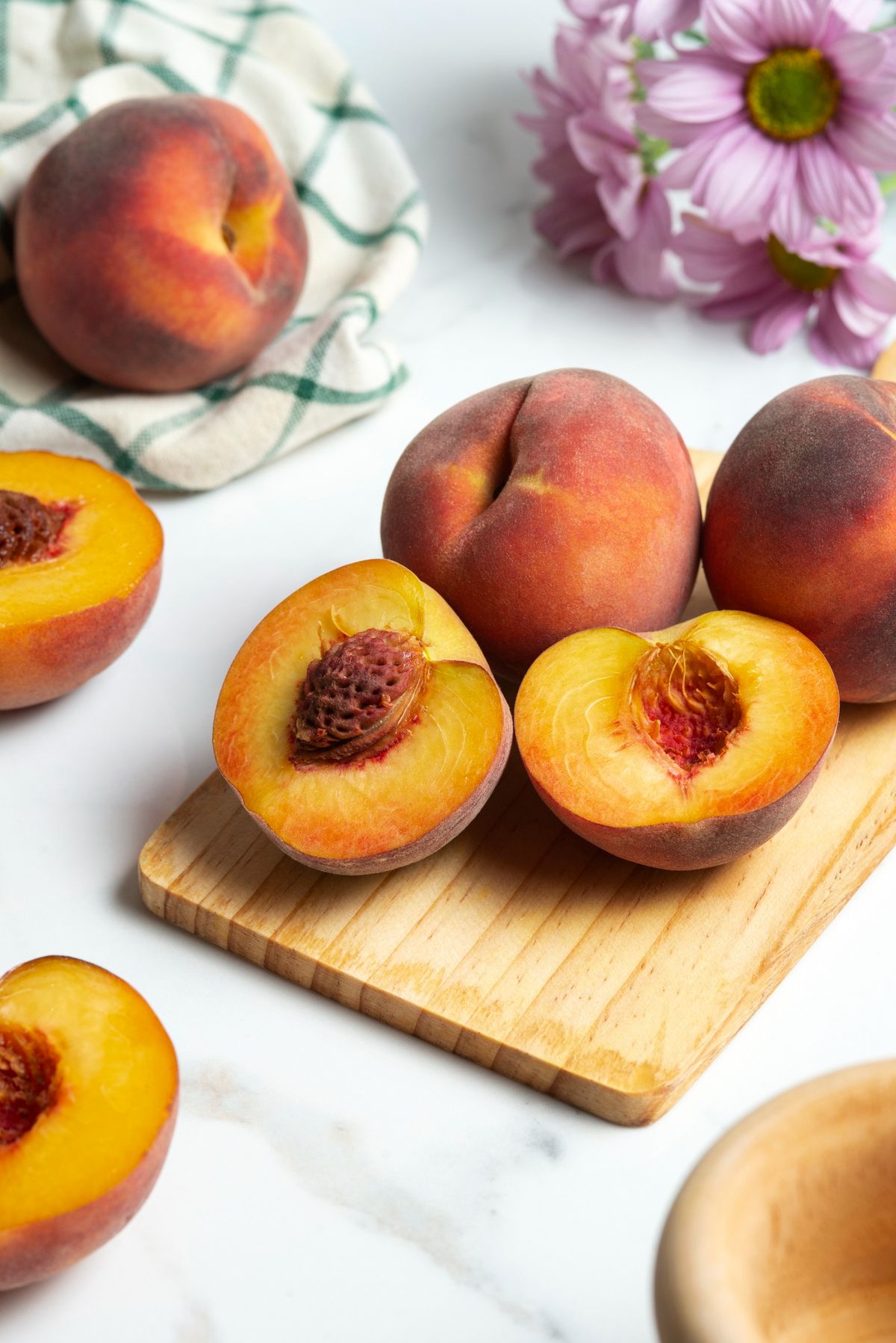 Se puede comer duraznos en ensaladas, batidos, yogures, ensaladas o postres horneados.