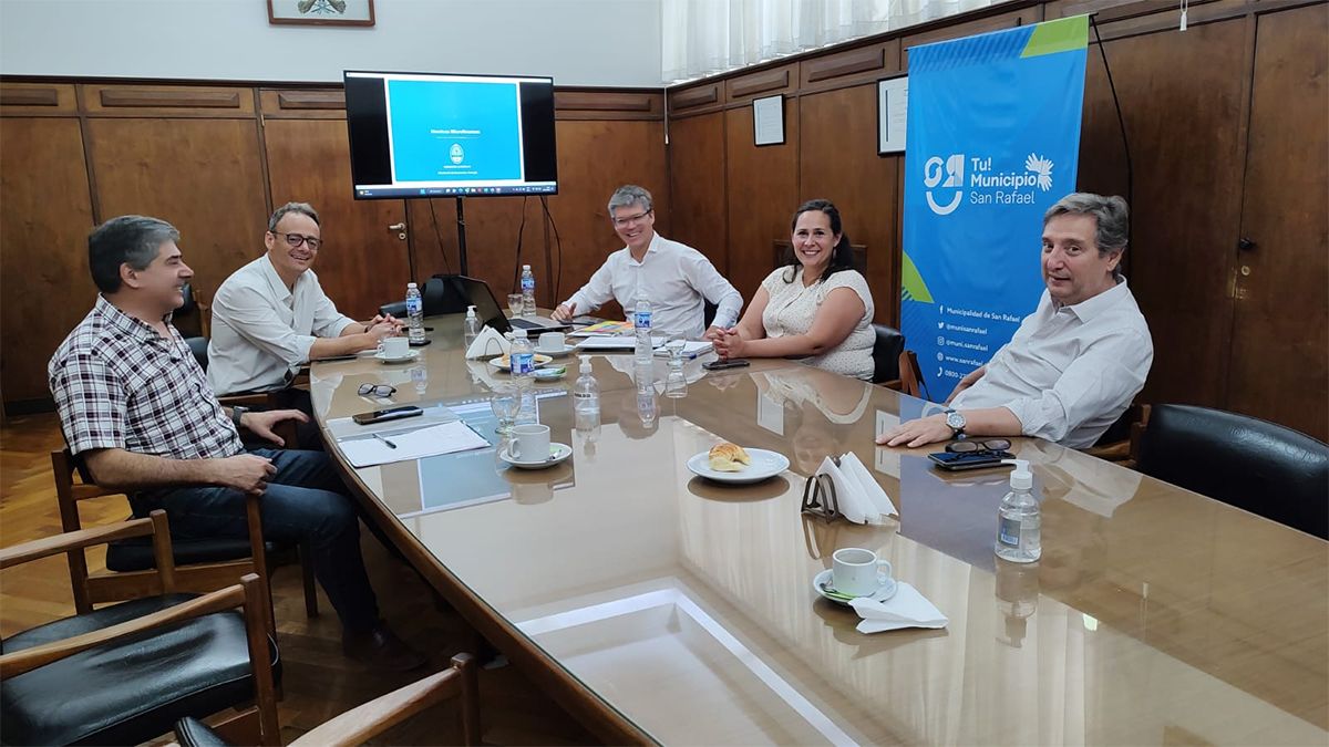 En San Rafael: Gobierno y municipio se reunieron para otorgar financiamiento a pequeños emprendedores.