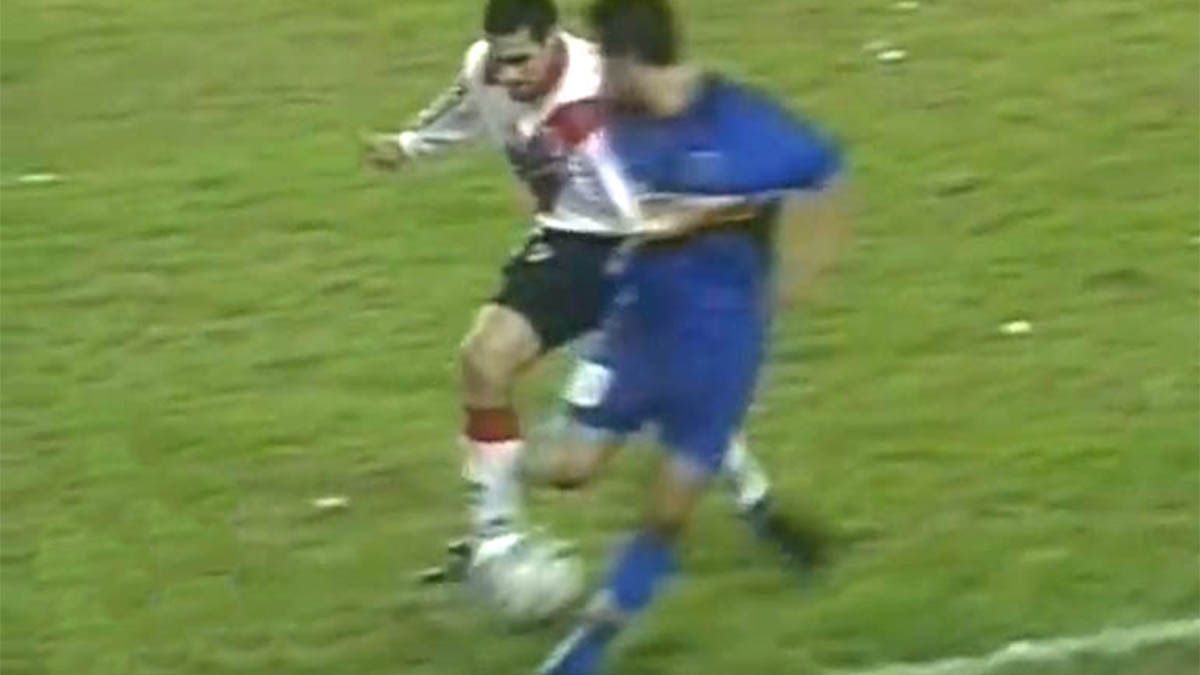 Hoy se cumplen 22 años de la recordada obra maestra de Juan Román Riquelme al colombiano Mario Yepes.