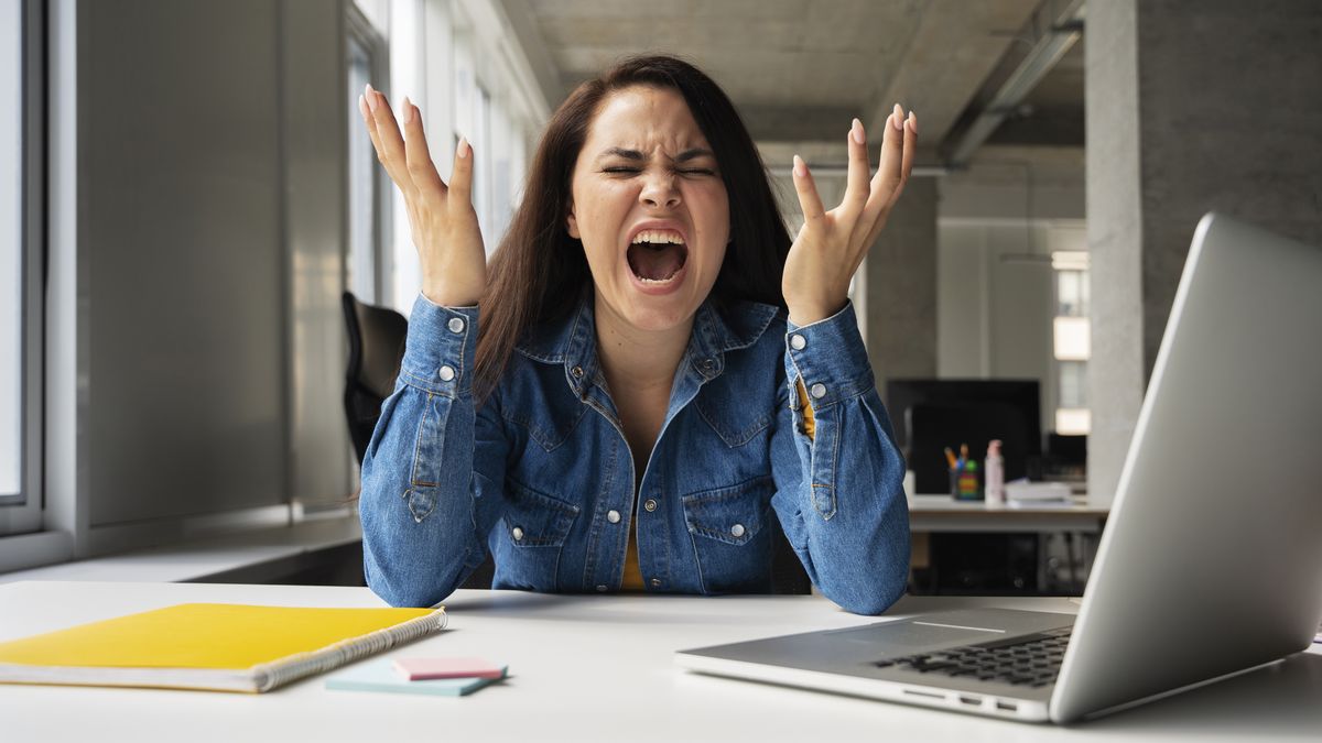 No se puede ser agradable con todo el mundo. Por ser amigo de los demás podés convertirte en tu propio enemigo. No se puede ser agradable con todo el mundo. Por ser amigo de los demás podés convertirte en tu propio enemigo. 