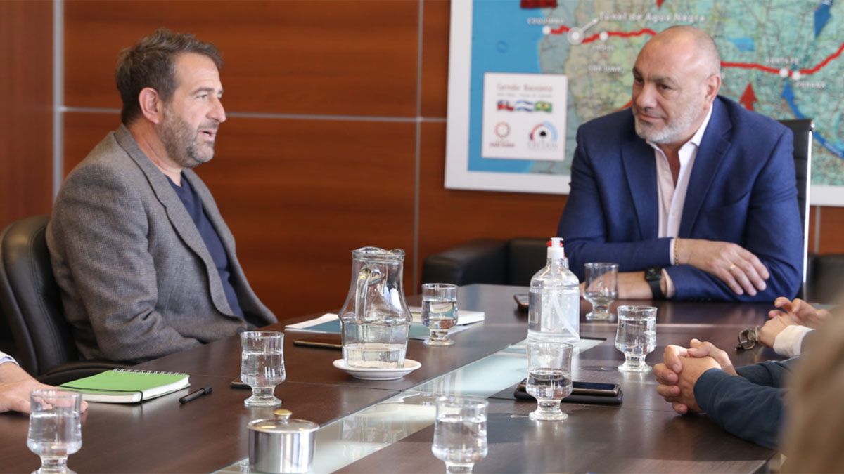 El ministro Mario Isgro viajó a San Juan para ratificar un plan estratégico regional de obras. En la foto, el mendocino junto a su par sanjuanino Julio Ortíz Andino.