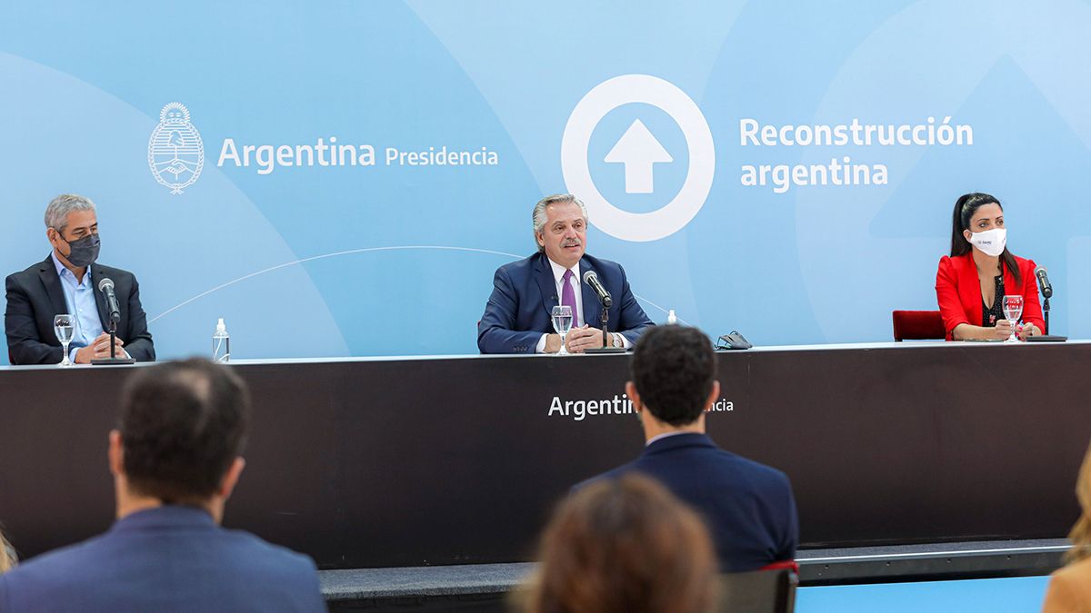 El presidente Alberto Fernández anunció junto a el ministro de Desarrollo Territorial y Hábitat, Jorge Ferraresi; y la titular del Instituto Nacional de Servicios Sociales Para Jubilados y Pensionados (PAMI), Luana Volnovich la construcción de viviendas diseñadas para mayores de 60 años.