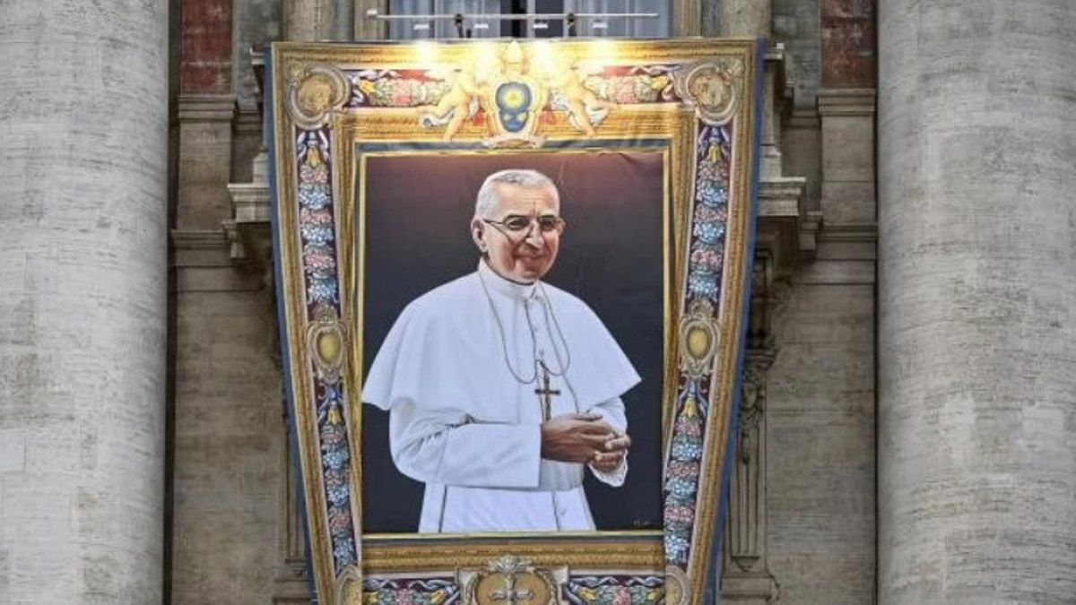 El tapiz que muestra a Juan Pablo I sonriente, que fue colocado durante su beatificación en la ceremonia realizada en el Vaticano