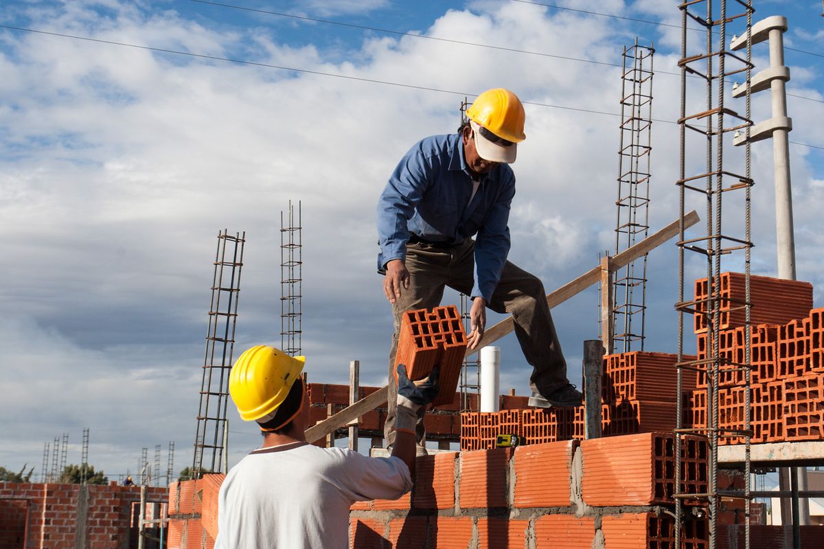 El gremio de la construcción acordó negociar aumentos todos los meses
