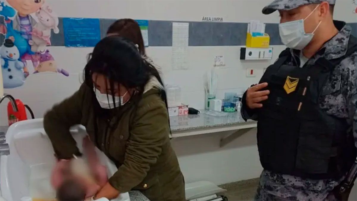 El bebé, que aún tenía el cordón umbilical, está fuera de peligro.