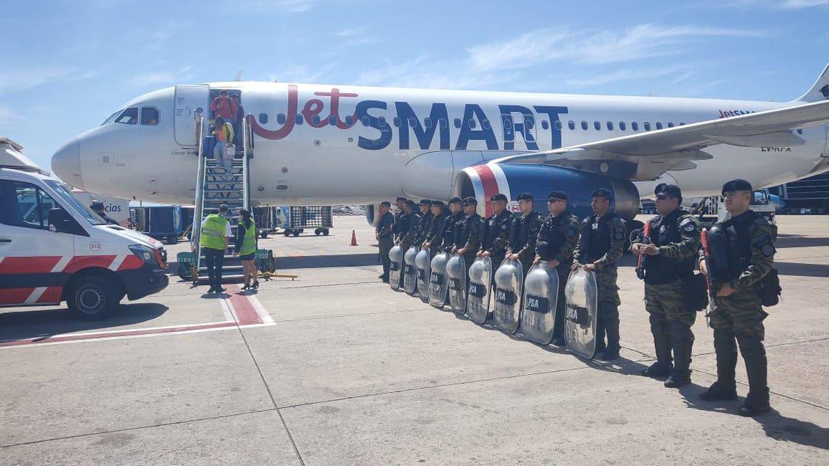 La policía aeroportuaria debió intervenir para asistir a los pasajeros que no podían descender de los aviones.