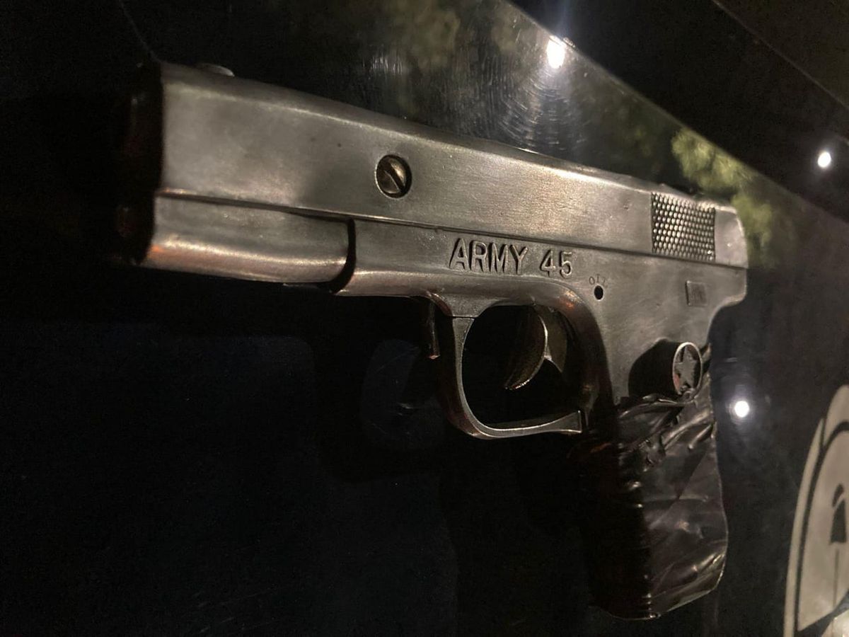 El arama secuestrada a uno de los menores detenidos este lunes. El arama secuestrada a uno de los menores detenidos este lunes.