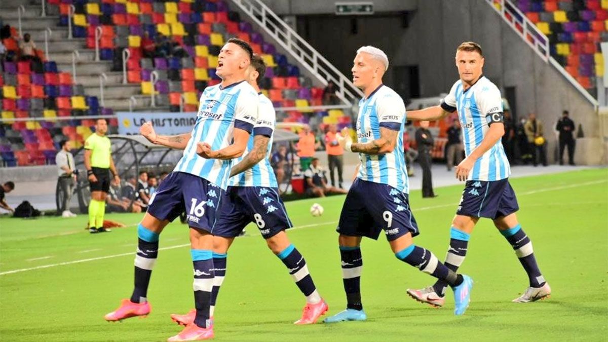 Mauricio Martínez grita uno de los goles de Racing ante Gimnasia y Tiro, por la Copa Argentina.