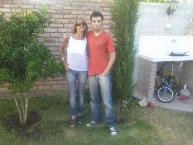 Andrés junto a su tía Claudia Campoy.