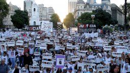 Cruces de Hugo Moyano con los familiares de la tragedia de Once