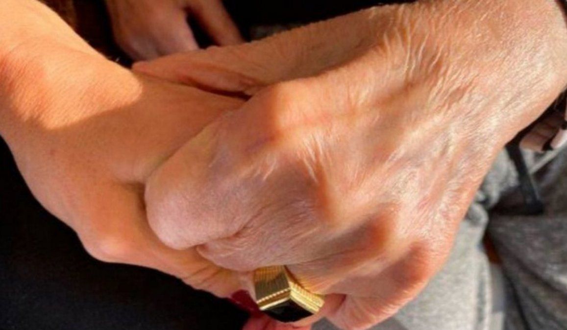 Robaron icónico anillo de oro de Carlos Menem