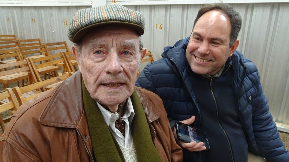 Mario Chabert, junto a su hijo Julián. De los primeros en llegar.