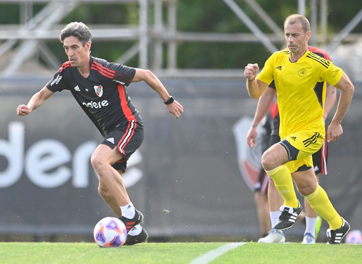 Hernán Buján lleva la pelota ante la marca de Ceferin