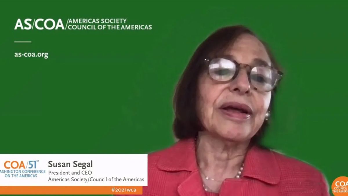 Susan Segal, presidente del Consejos de las Américas. En la Conferencia de Washington, Meeks respondió una pregunta de José Luis Manzano respecto del apoyo del EE.UU. en la negociación de la Argentina con el FMI.