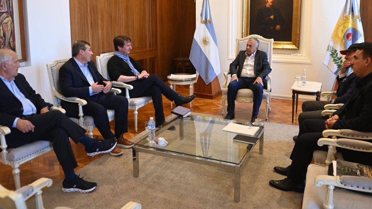 Cornejo recibió a empresarios que instalarán una planta de insumos que reemplazan a pesticidas tradicionales