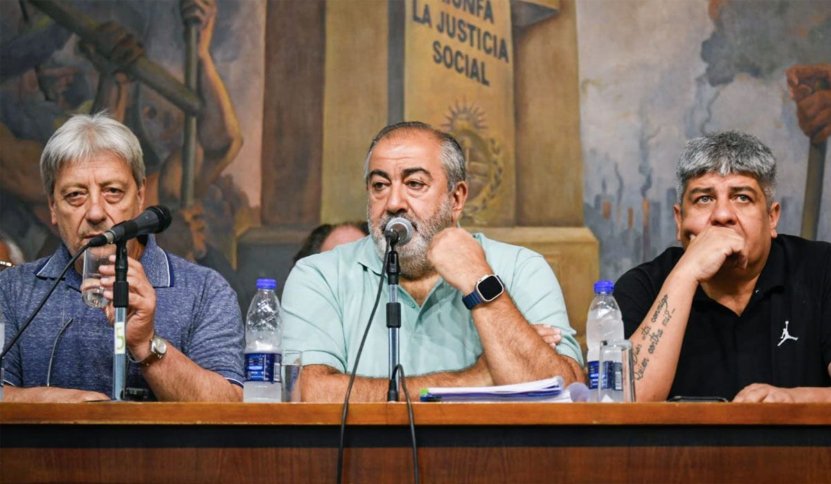 Héctor Daer (en el centro de la foto), titular de la CGT. Héctor Daer (en el centro de la foto), titular de la CGT.
