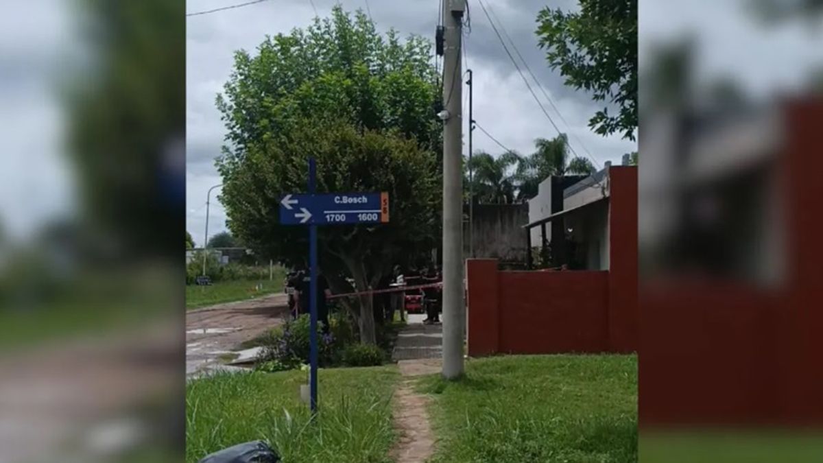 La mujer de 40 años fue encontrada muerta por su hermano y el femicida perdió la vida mientras escapaba en su moto. La mujer de 40 años fue encontrada muerta por su hermano y el femicida perdió la vida mientras escapaba en su moto.