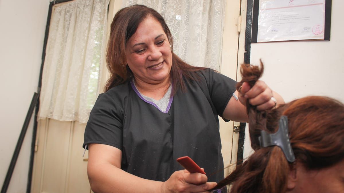 A sus casi 50 años, Carina logró ser peluquera gracias a conocer la Academia Amelie. Limpiaba sus instalaciones hasta que se animó a estudiar. A sus casi 50 años, Carina logró ser peluquera gracias a conocer la Academia Amelie. Limpiaba sus instalaciones hasta que se animó a estudiar.