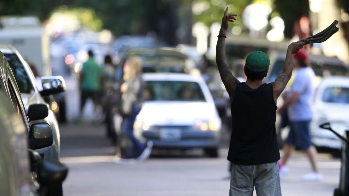 Un cuidacoches le quiso cobrar peaje a un remisero en la puerta de una cancha de fútbol y se pudrió mal