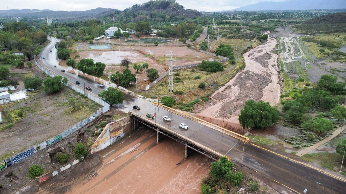 Imagen de dron tras la tormenta de este viernes en la zona cercana al Cerro de la Gloria en el parque San Martín. Imagen de dron tras la tormenta de este viernes en la zona cercana al Cerro de la Gloria en el parque San Martín.