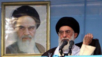 Once detenidos en Irán por insultar al ayatolá Jomeini en mensajes de texto
