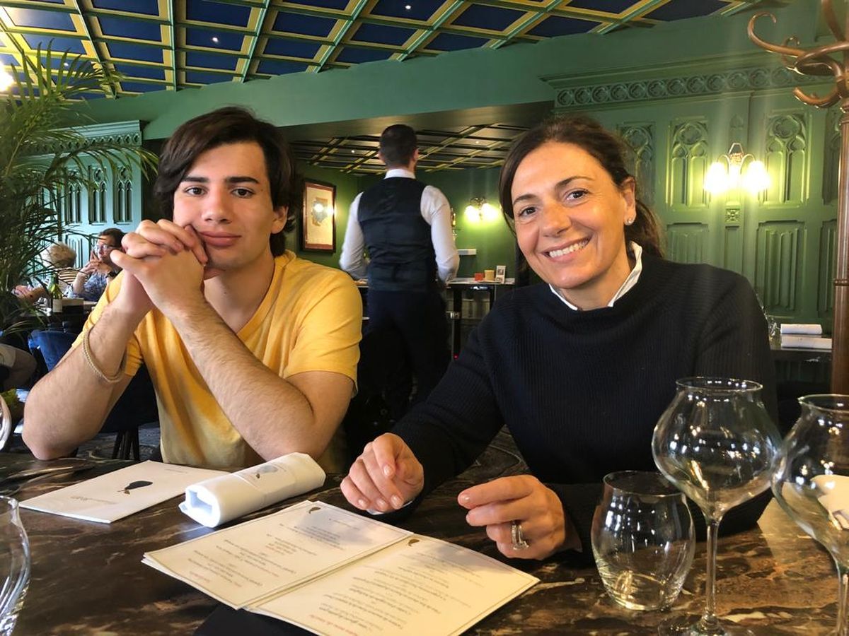 Camilo Manuel junto a su madre Verónica Cangemi, él es productor musical y está trabajando para Vendimia.