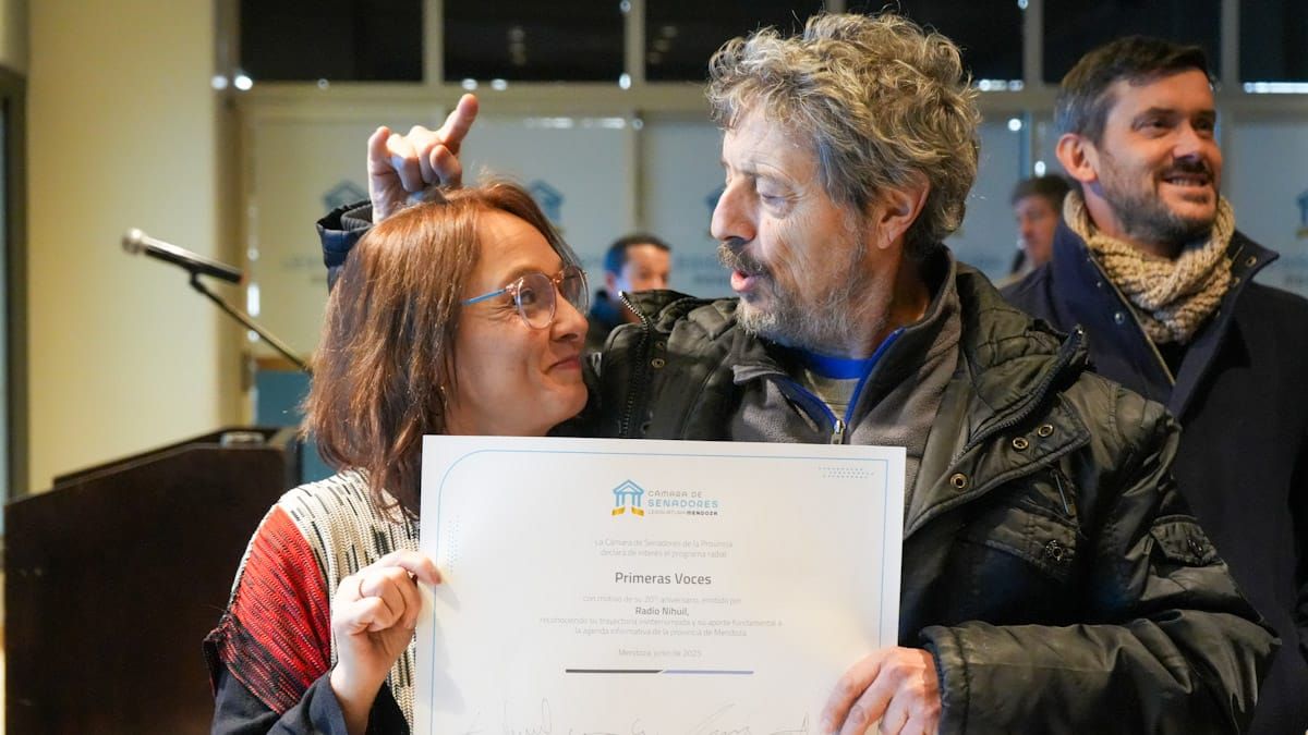 Bromista. Andrés Gabrielli le hace "cuernitos" a Patricia Amico. Detrás sonríe Matías Pascualetti. Bromista. Andrés Gabrielli le hace "cuernitos" a Patricia Amico. Detrás sonríe Matías Pascualetti.