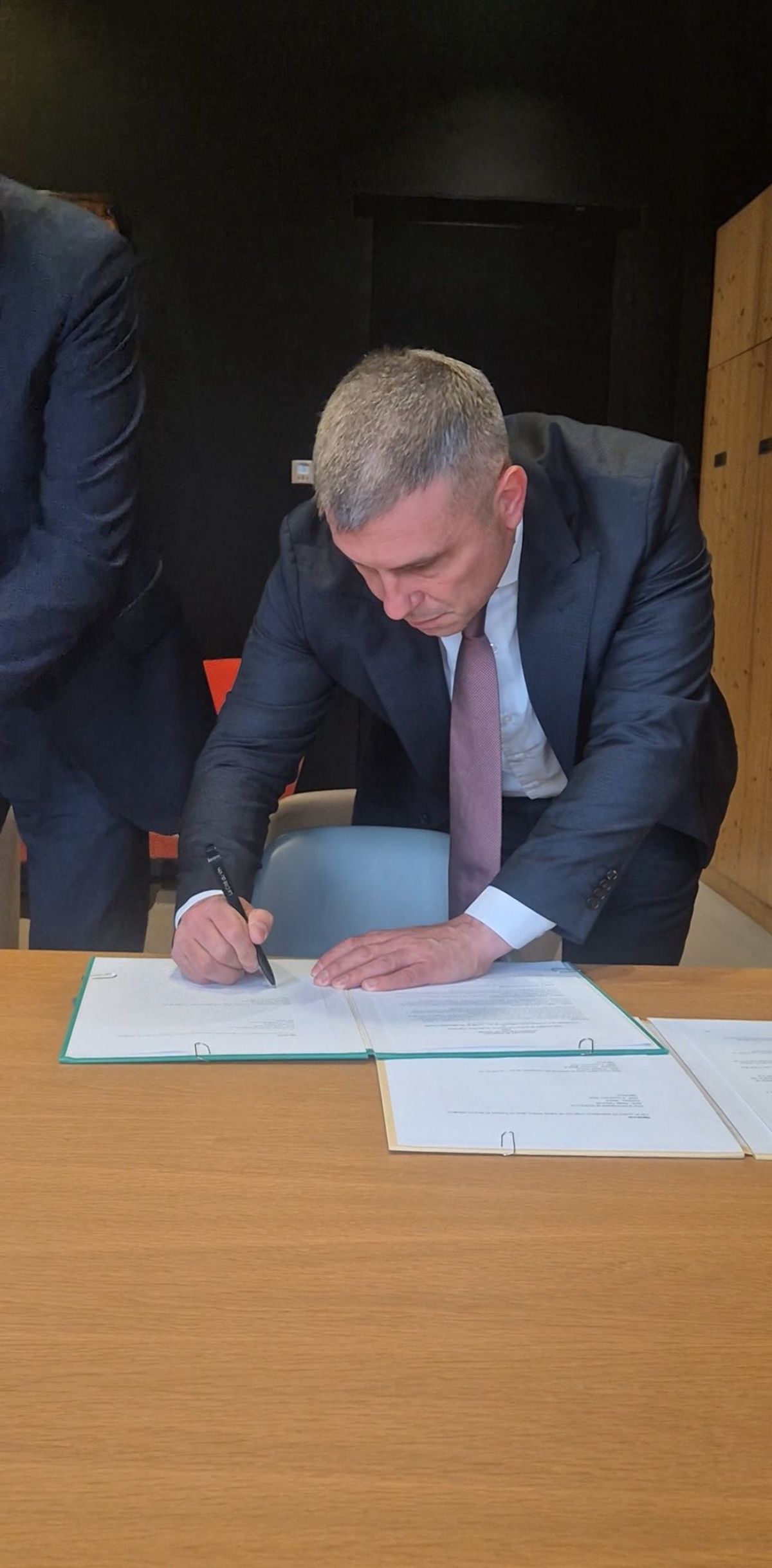 Diego Costarelli, intendente de Godoy Cruz, en el momento en que firma el convenio. Diego Costarelli, intendente de Godoy Cruz, en el momento en que firma el convenio.