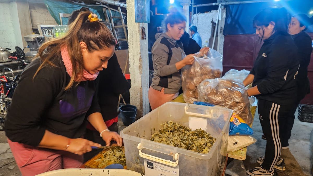 El comedor dejó de cocinar para miles de personas desde Navidad, cuando se quedaron si comida. Actualmente solo arman algunas bolsas con alimentos para la gente mayor. El comedor dejó de cocinar para miles de personas desde Navidad, cuando se quedaron si comida. Actualmente solo arman algunas bolsas con alimentos para la gente mayor.