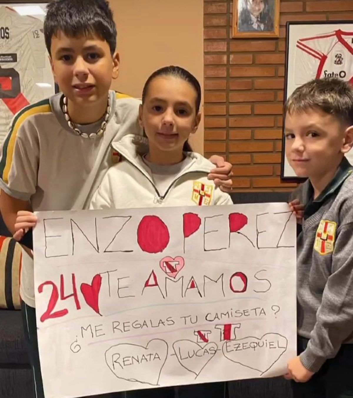 Renata, Lucas y Ezequiel, fanáticos de River, con el cartel para Enzo Pérez