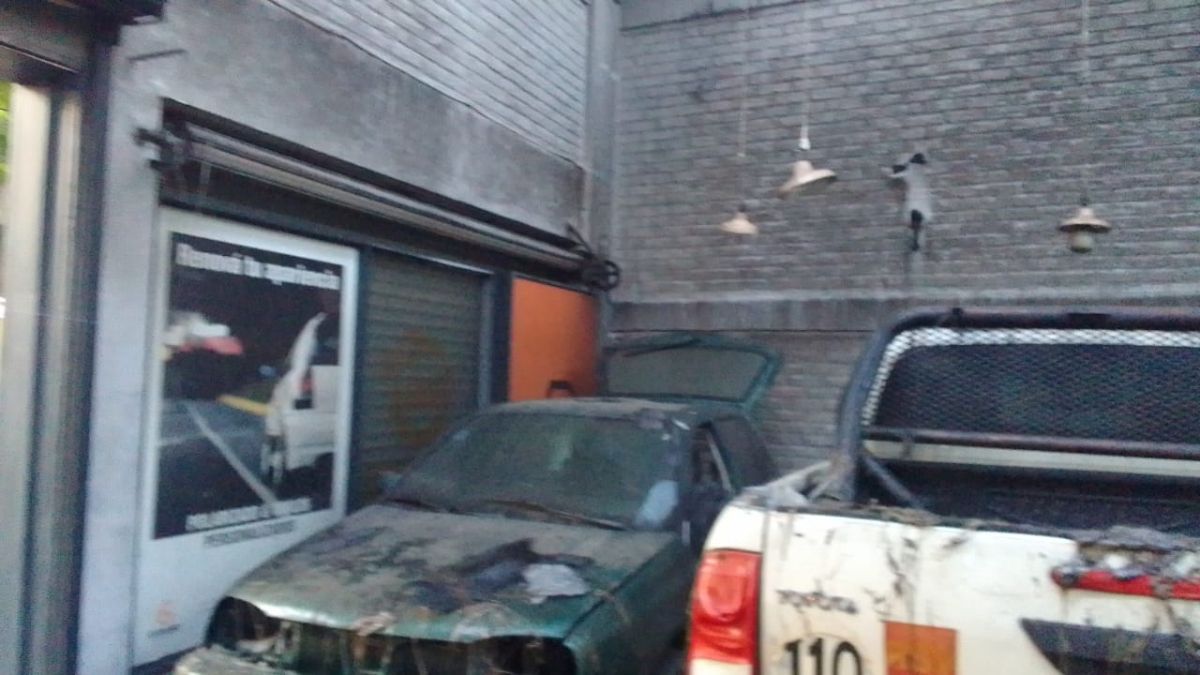 El fuego afectó un auto y una camioneta ubicada en el galpón del lubricentro. El fuego afectó un auto y una camioneta ubicada en el galpón del lubricentro.