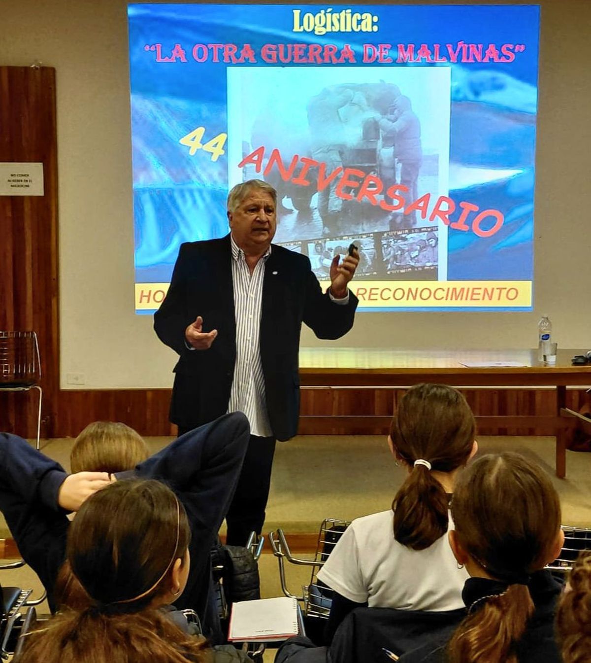 Forti busca correr el foco de los relatos puramente bélicos para mostrar una dimensión menos conocida del conflicto. Forti busca correr el foco de los relatos puramente bélicos para mostrar una dimensión menos conocida del conflicto.
