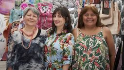 Reciclan telas y plásticos para fabricar ropa, carteras, calzado y bijouterie.