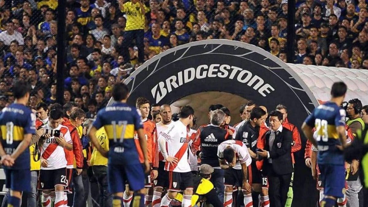 El partido entre Boca y River debió suspenderse porque un grupo de hinchas de Boca arrojó gas pimienta sobre jugadores de River. El partido entre Boca y River debió suspenderse porque un grupo de hinchas de Boca arrojó gas pimienta sobre jugadores de River.