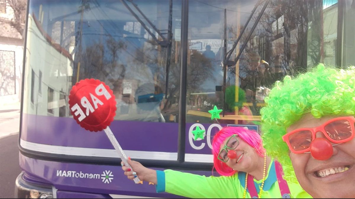 Elvira Romero y Sergio López se suben a los colectivos para darles donaciones a los chicos de Mendoza en el Día del Niño.