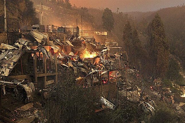 Pronostican que el cerco de fuego en Valparaíso seguirá al menos 20 días