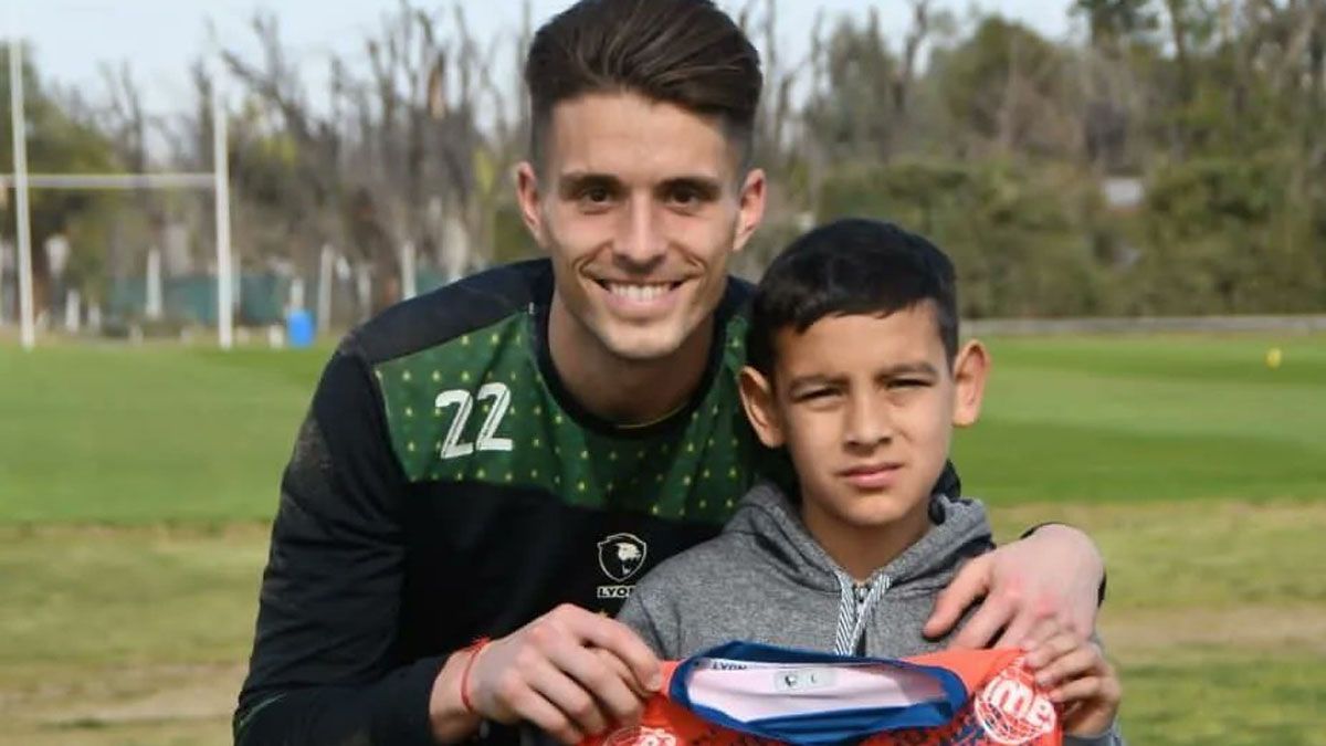 Ezequiel Unsain posa con Tiziano, el niño que lo consoló tras el triunfo de Boca ante Defensa y Justicia.