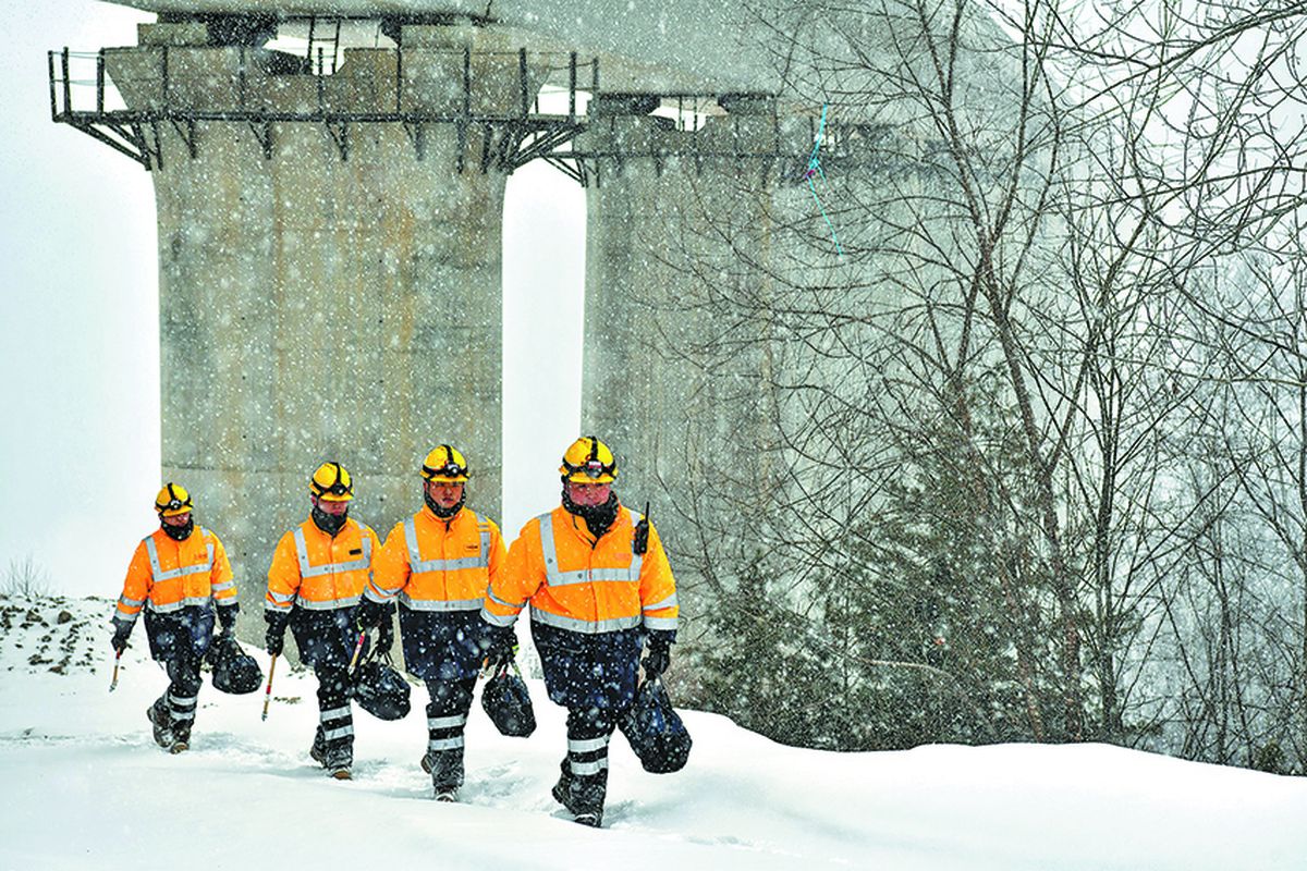 Miembros del equipo de mantenimiento caminan por la nieve hacia el lugar de trabajo en el puente ferroviario Toudao Songhuajiang, en Baishan, provincia de Jilin. PARA USO DE CHINA DAILY.