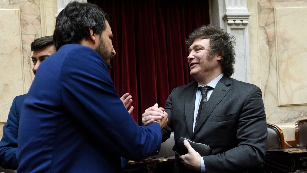 El diputado nacional Álvaro Martínez, aliado de Omar De Marchi, saludando al presidente electo Javier Milei.