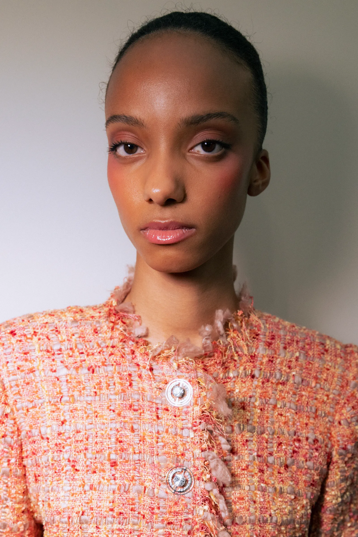 Con un bálsamo labial y un producto cremoso de color puedes replicar este maquillaje. Imagen: NARS. Composición Diario Uno. Con un bálsamo labial y un producto cremoso de color puedes replicar este maquillaje. Imagen: NARS. Composición Diario Uno.